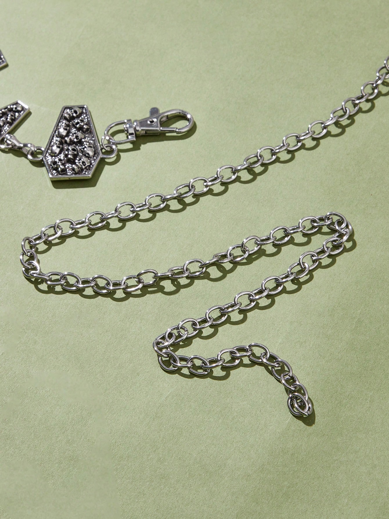 Cadena metálica con diseño de ataúdes con calaveras - Imagen 4