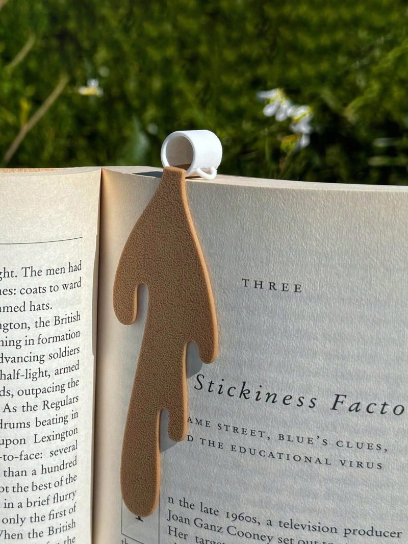 Separador de libros con diseño de taza de café derramada - Imagen 2