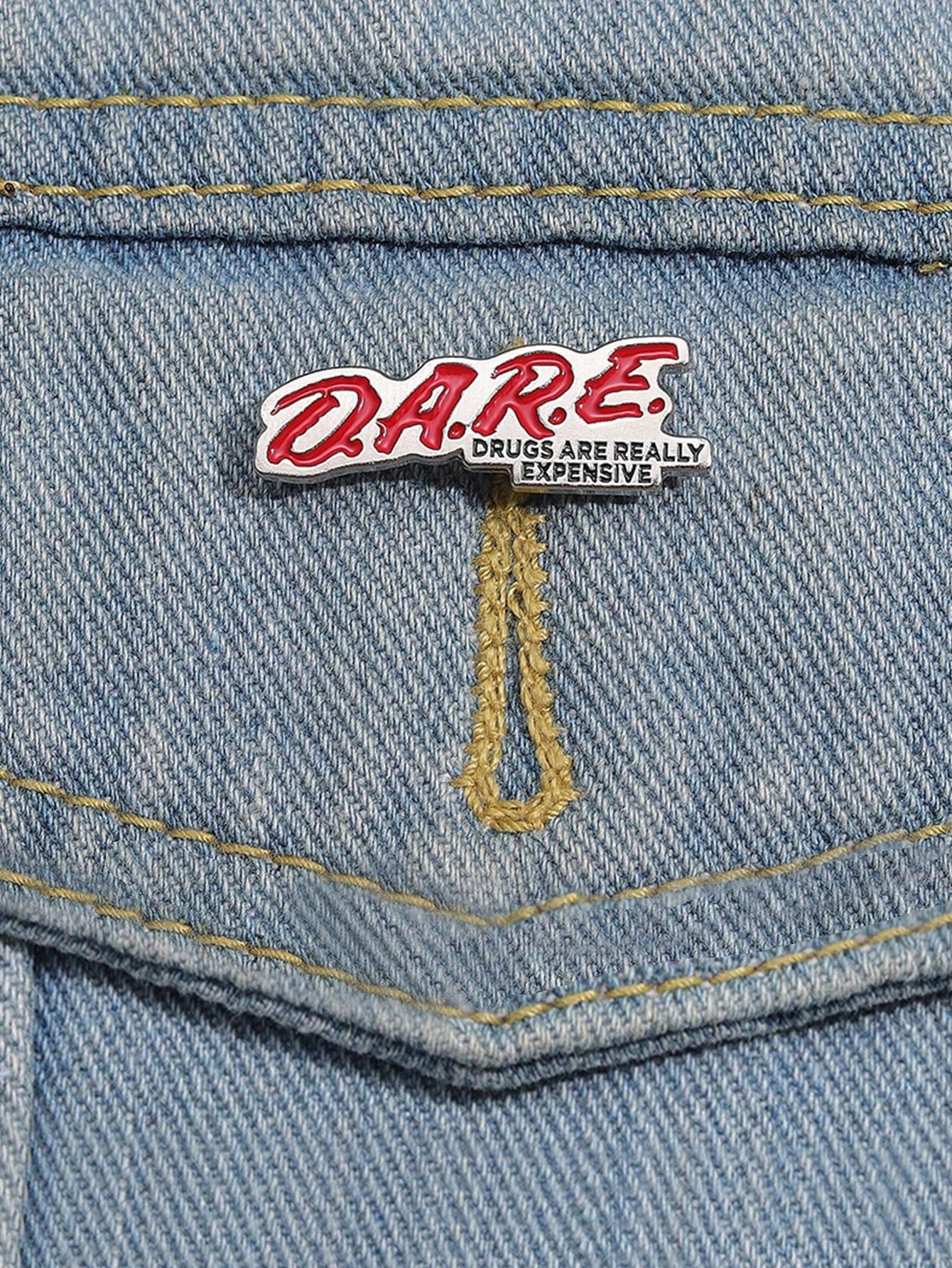 Pin “DARE. DRUGS ARE REALLY EXPENSIVE”: Sexto grado con un pequeño giro