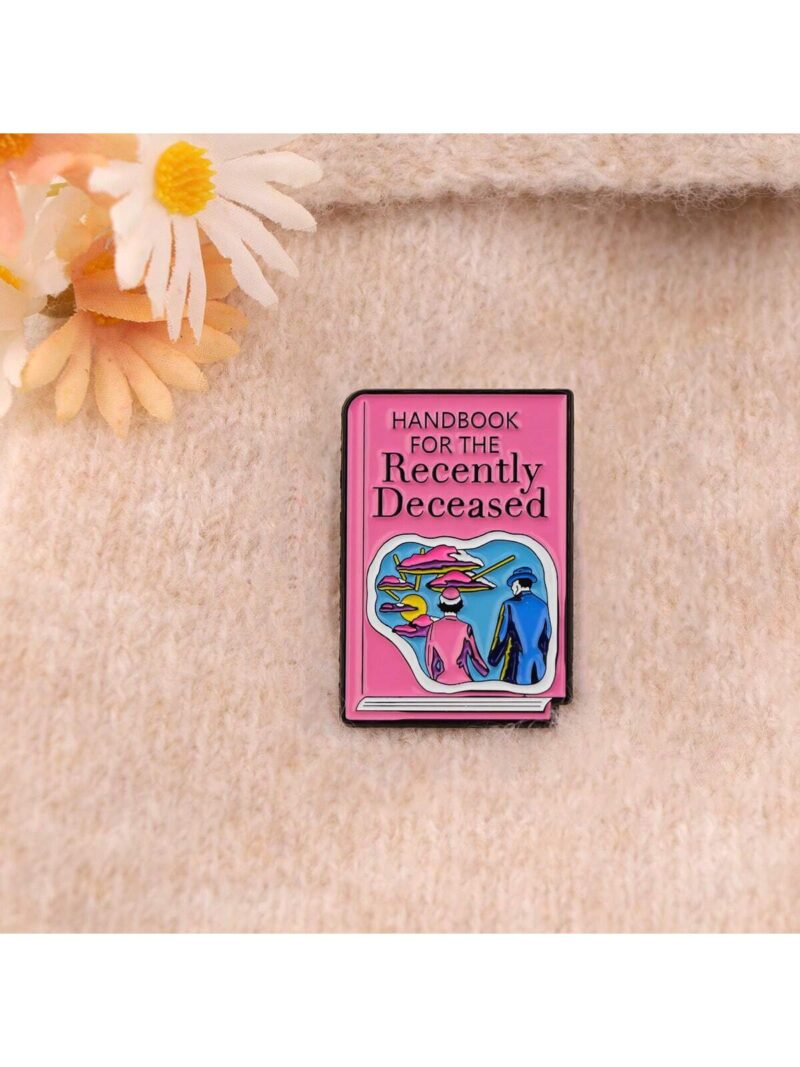 Pin inspirado en el “Manual para los Fallecidos Recientes“ de Beetlejuice - Imagen 2