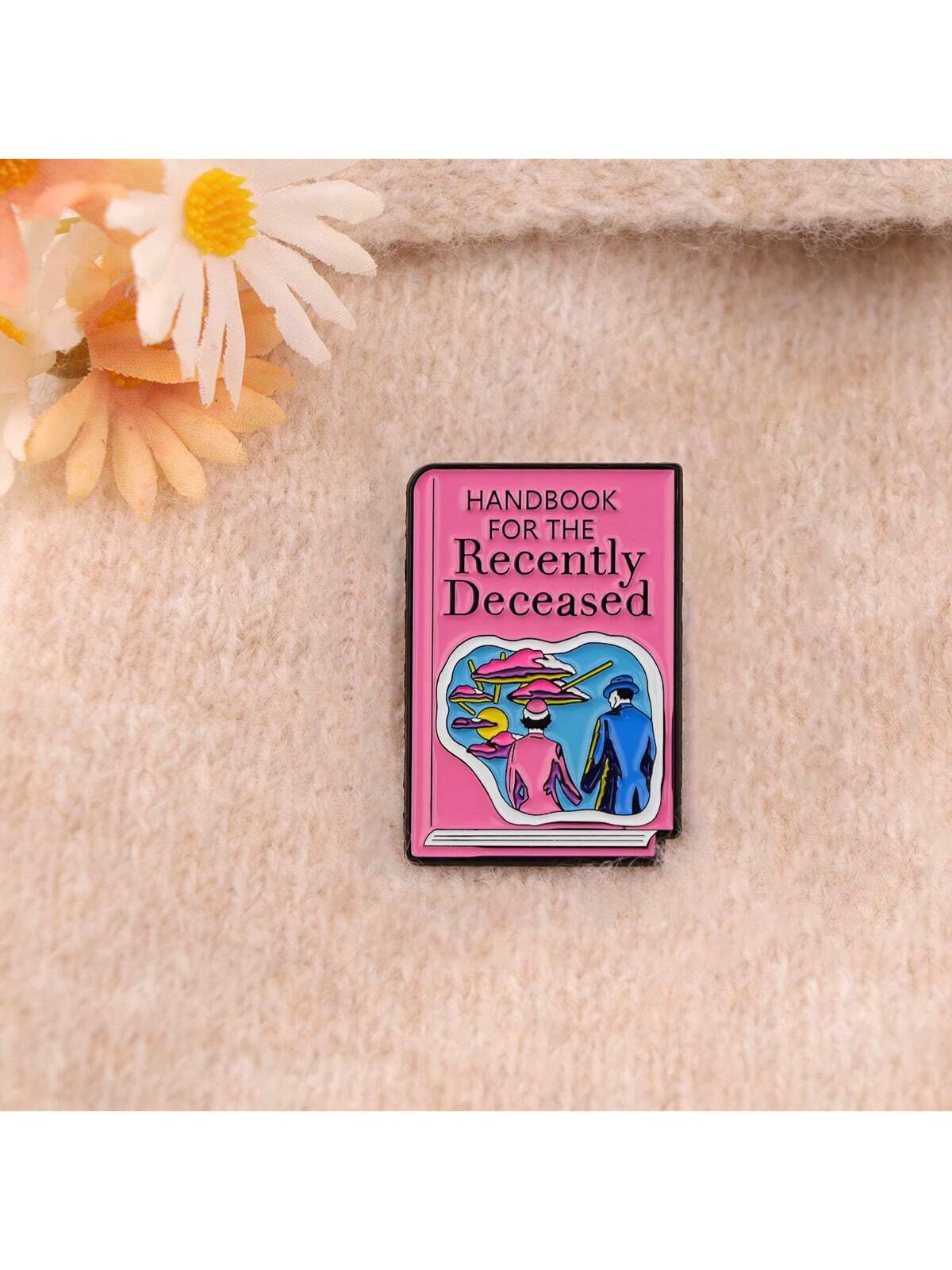 Pin inspirado en el “Manual para los Fallecidos Recientes“ de Beetlejuice - Imagen 2