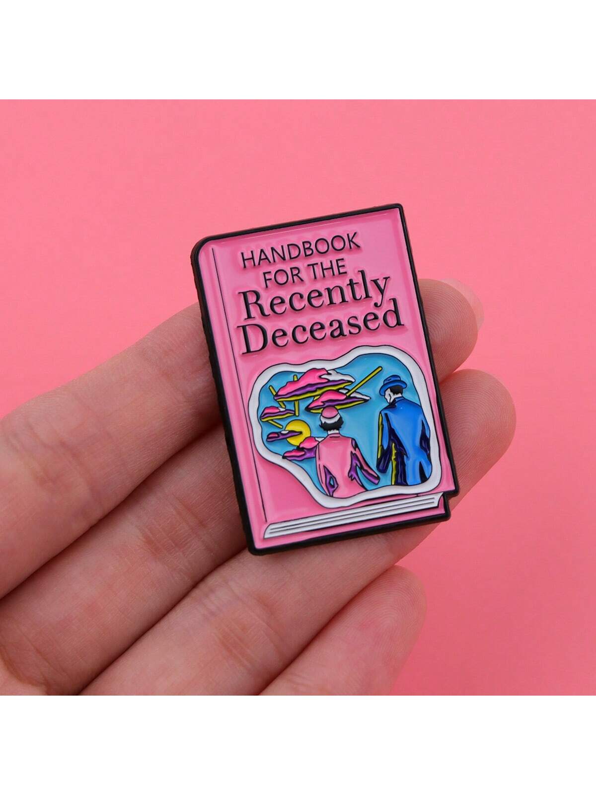 Pin inspirado en el “Manual para los Fallecidos Recientes“ de Beetlejuice - Imagen 3